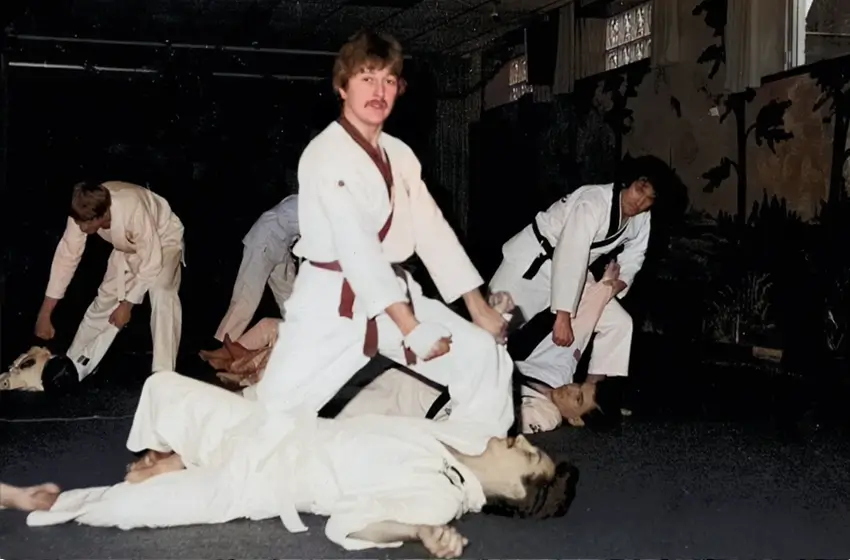 En 1977, Guy Duquesne commence à partager les bases du taekwondo. Quelques années plus tard, il fonde officiellement le club Adong en 1981 avec le soutien du Grand Maître Beom Jhoo Lee.